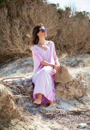 Romina, de Indico Concept, llevando Moon kaftan largo fluido con escote en pico y manga japonesa